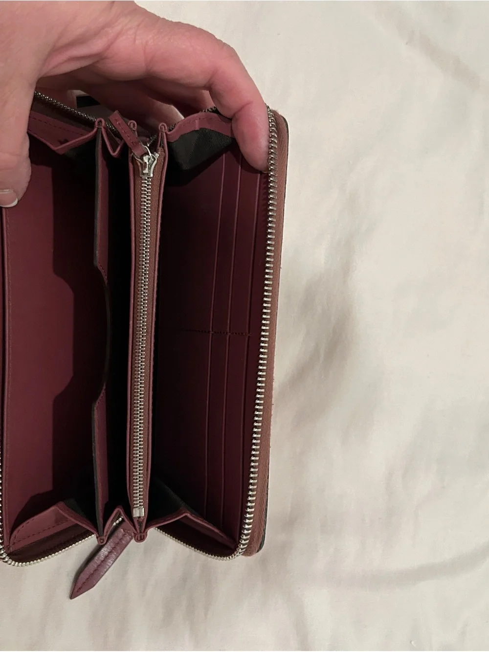 Gucci Floral GG Zip-Around Wallet in Beige with Pink and Red Accents - Picture 4 of 8